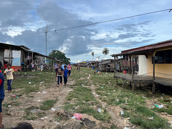 唐华支教地方的孩子和四处散落的垃圾。