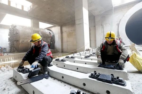 19号线鼓花区间右线开始铺轨。通讯员袁永华　摄