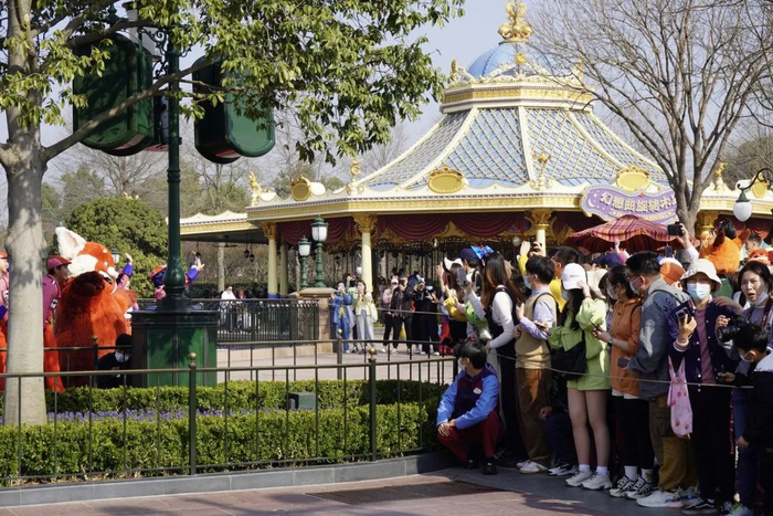 3月10日上午九点十分不到，美美离场，和游客们挥手。