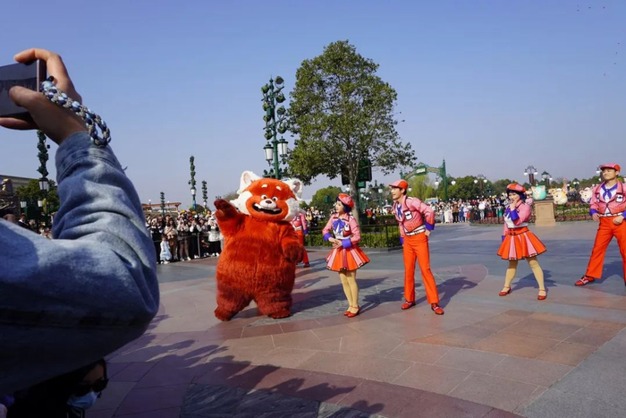 3月10日上午，美美出场跳舞。