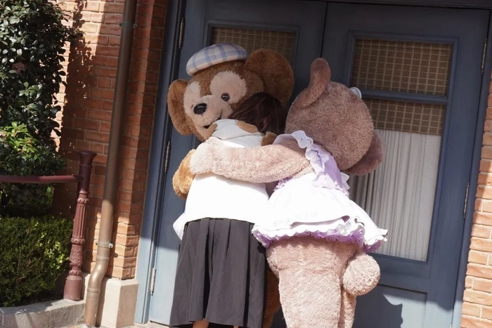 3月10日上午，游客小韩与达菲、雪莉玫时隔三年的拥抱。