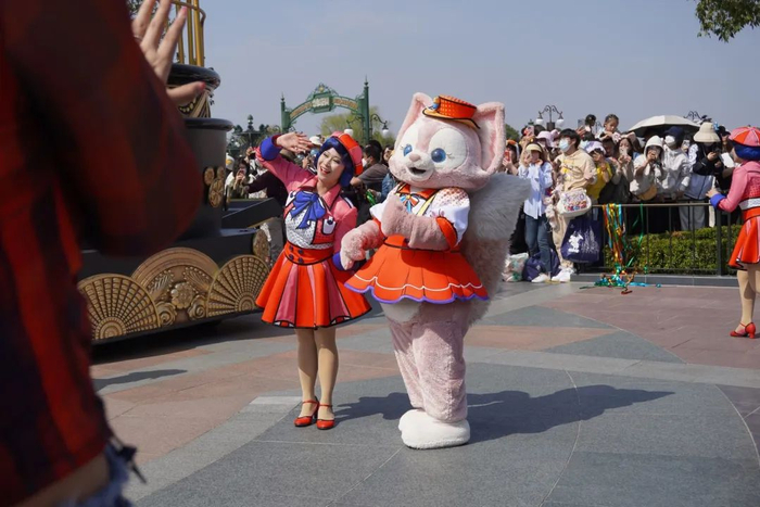 3月10日上午彩色庆典上的玲娜贝儿。