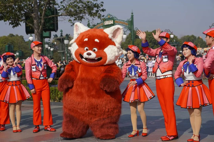 3月10日上午九时，小熊猫美美全球首发亮相上海迪士尼乐园。 本文图片  澎湃新闻记者 邹佳雯  