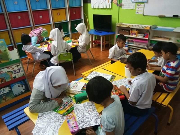 无国籍的孩子在难民中心。