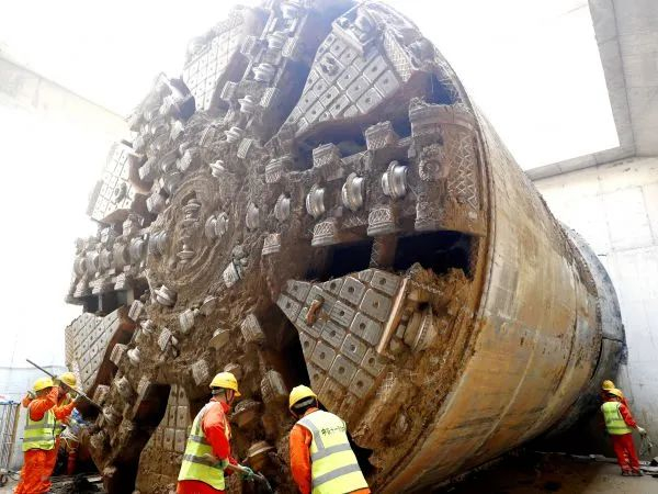 19号线鼓花区间左线贯通，盾构机破洞而出。通讯员袁永华　摄