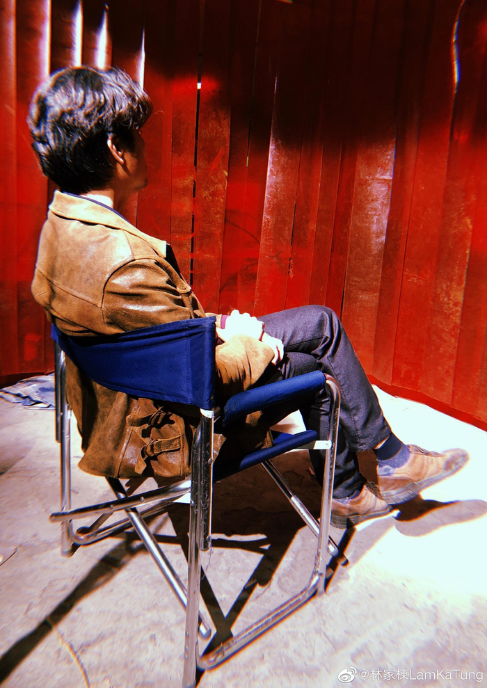 林家栋自认是个很老派的人，搞不懂网络，出门习惯带现金，喜欢去音像店买碟片。  图片来自其微博