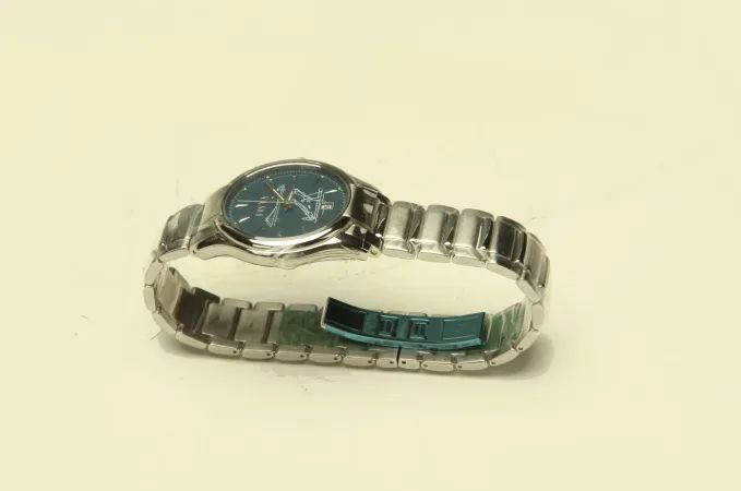 瓦良格”号船通过土耳其海峡后特制的纪念手表 陈忠先生捐赠