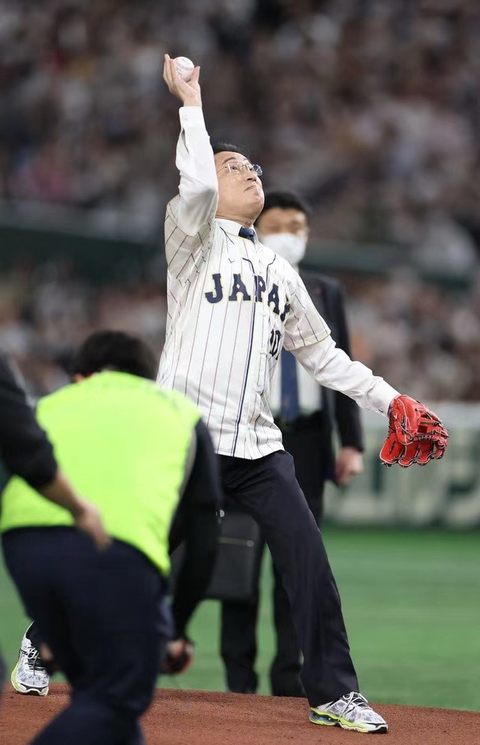 岸田文雄10日晚上在日本对阵韩国的比赛开球。图自日媒