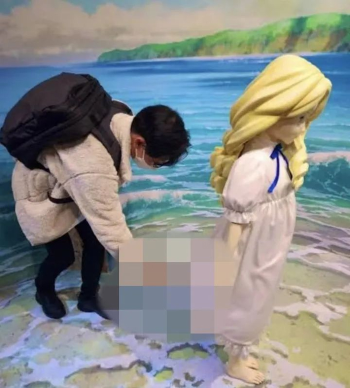多张在吉卜力主题公园拍摄的照片在日本网络上传播，显示男子做出不当行为。图自社交媒体