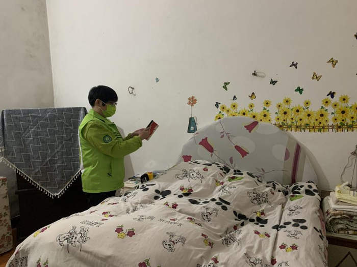 图为护理机构为张叔叔进行上门护理