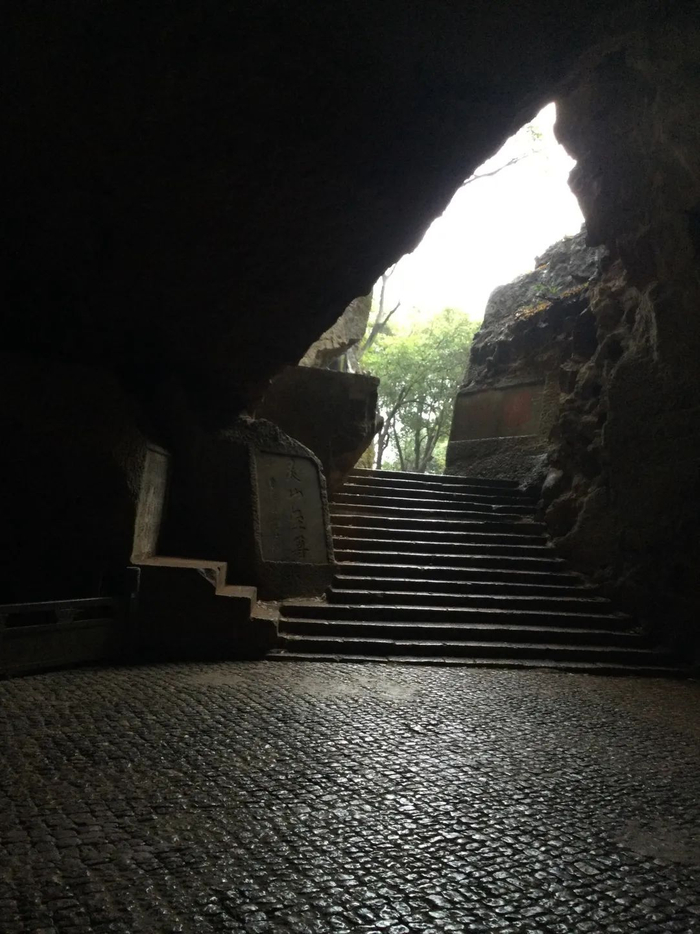 图11紫来洞天入口（从洞内向洞外）