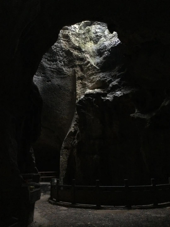 图12  紫来洞天最高处的“天窗”