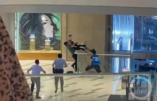 ▲刘先生和闪送小哥陈建配合救下跳楼者。