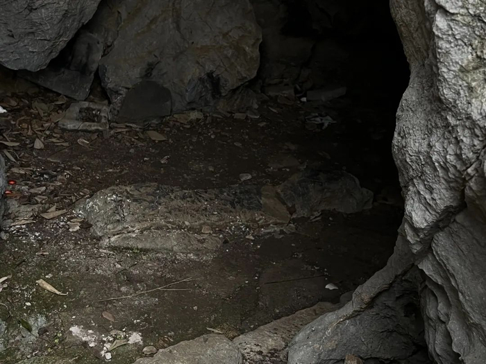 图8  朱天庙洞内卧石