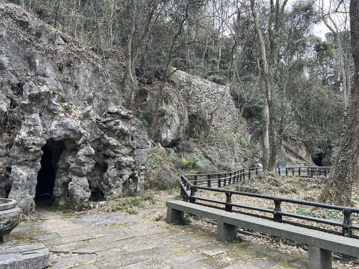 图3 朱天菩萨庙洞（左）与灵化洞（右）