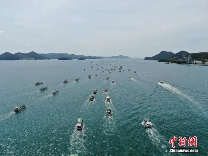 　　资料图：2021年4月26日，韩国庆尚南道统营市，数百艘渔船集体出海，抗议日本核污水排海计划。中新社发 韩国统营巨济环境运动联合会 供图