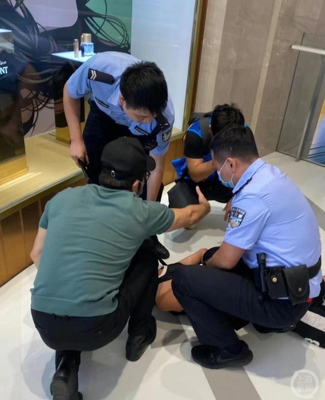 ▲配合民警控制住跳楼者。