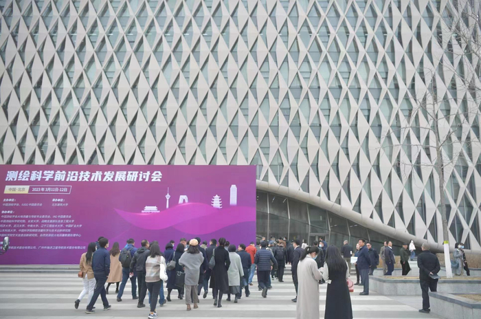 来自北建大和北航的上百名校友企业家，参观了北建大大兴校区。新京报记者 李木易 摄