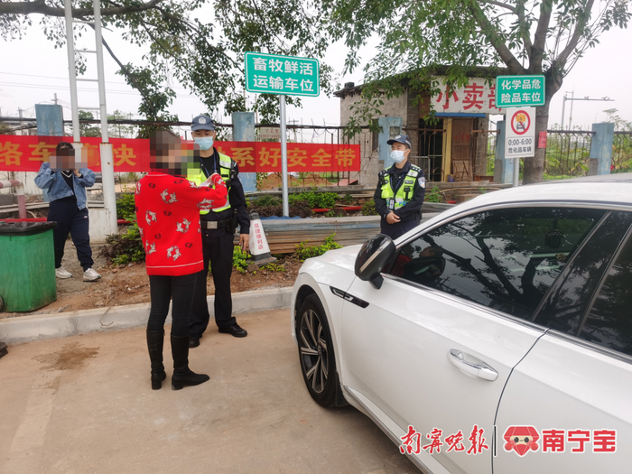 驾驶员在现场接受民警查证