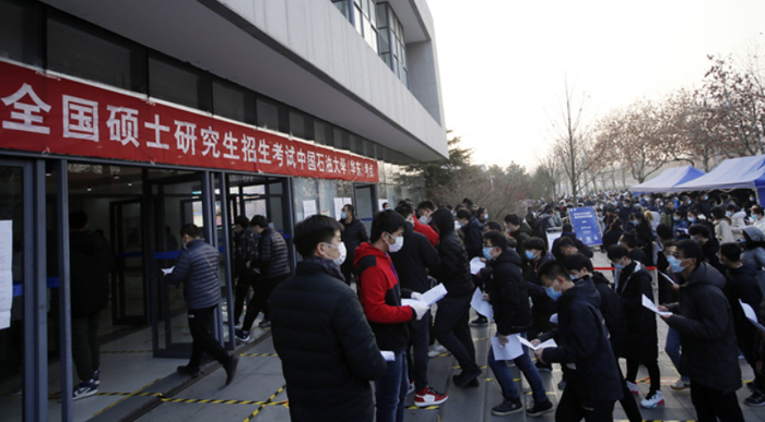 2022年12月26日，中国石油大学（华东）考点考生陆续进场。新华网 图