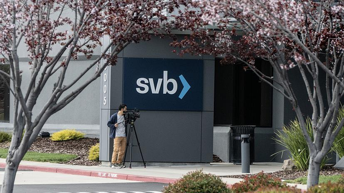 　　当地时间2023年3月11日，美国圣塔克莱拉，一名记者在拍摄硅谷银行的视频。3月10日，美国联邦存款保险公司接管了这家倒闭的银行。视觉中国 图