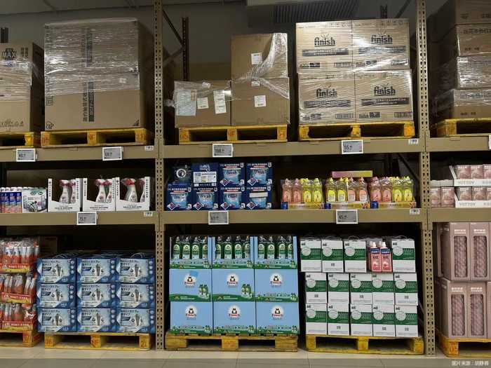 进入市区后，如此大的经营面积对应的是高昂的租金，且想要找到面积足够大、硬件条件合适的场地资源并非易事。