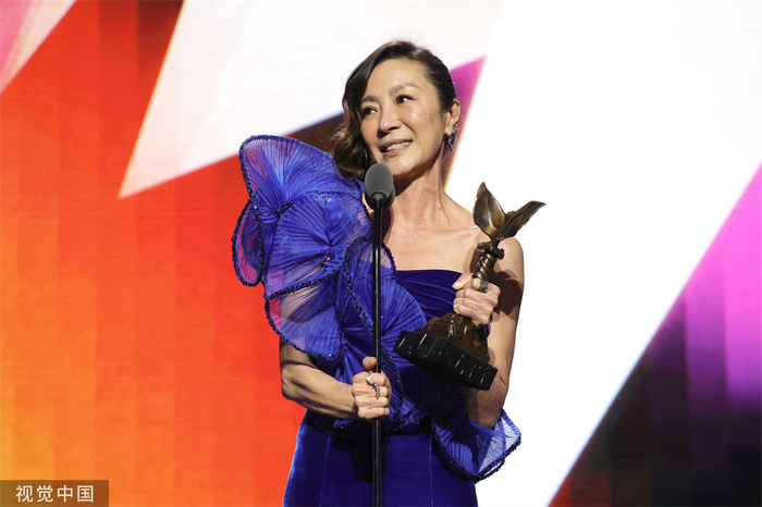 当地时间3月4日，杨紫琼凭借《瞬息全宇宙》获得第38届美国电影独立精神奖最佳女主角奖。视觉中国 图