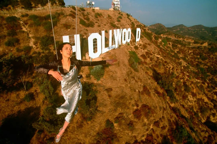 ▲1997年，杨紫琼受邀《国家地理》杂志拍摄“飞越好莱坞”。