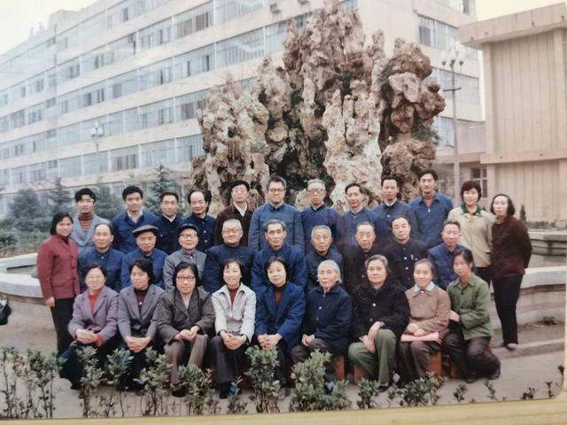 1980年汉语大字典第二编写组全体人员合影（后排右起第三人是冷玉龙）图片由冷玉龙提供