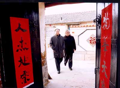 莫言和大江健三郎在莫言山东高密的老家