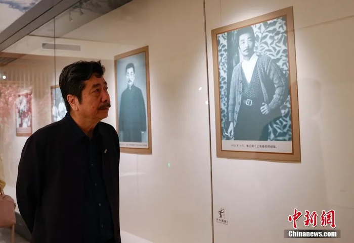 　　资料图：鲁迅长孙、鲁迅文化基金会会长周令飞参观国家图书馆馆藏鲁迅手稿专题展示。中新社记者 杜洋 摄