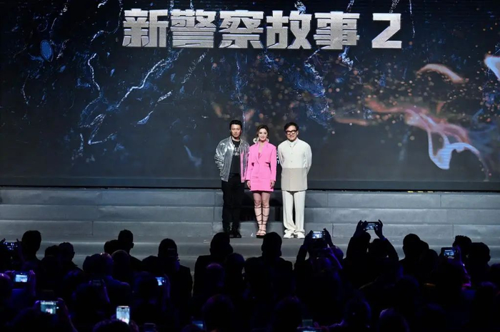 成龙（右）、谢霆锋（左）、蔡卓妍宣传即将开拍的电影《新警察故事2》。李志华 摄