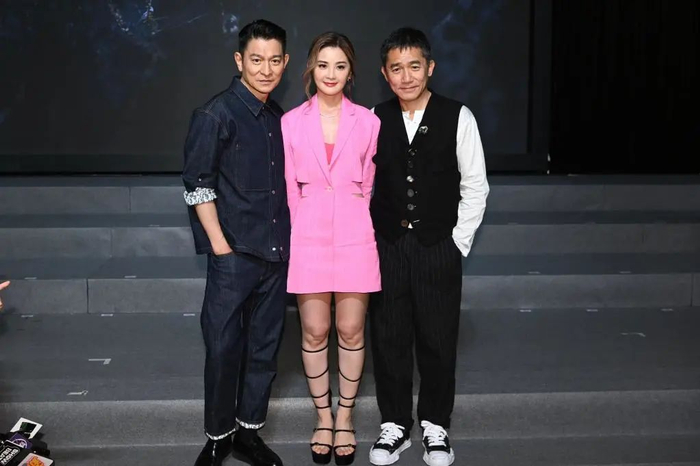 刘德华（左）、梁朝伟（右）、蔡卓妍（中）宣传新电影《金手指》。李志华 摄