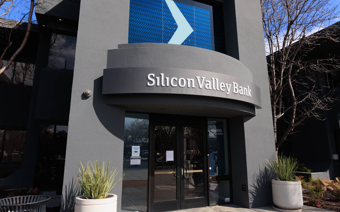 3月10日，美国加利福尼亚州圣克拉拉市，硅谷银行总部入口。图/新华社
