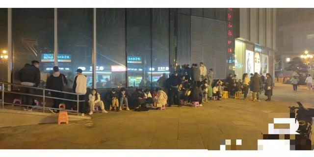 3月6日凌晨，菲律宾驻重庆总领事馆办理签证排队现场。图片来源/受访者供图