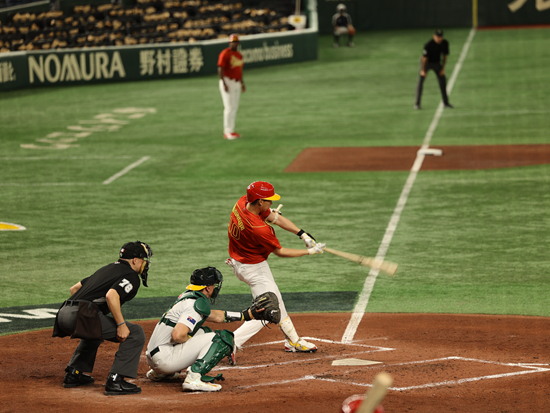     中国队球员在WBC比赛中。郑晓平/摄