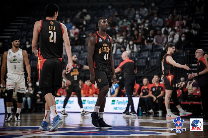 湾区翼龙的外援尼科尔森（中）也是CBA的老熟人。