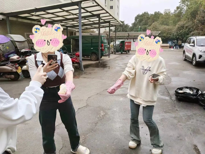 最终在垃圾堆里翻出牙齿固定器的四人。