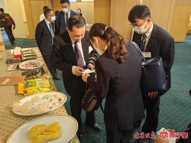 参会成员现场交流
