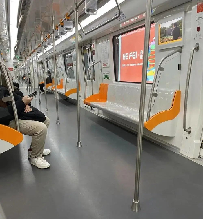 早高峰时的合肥地铁 