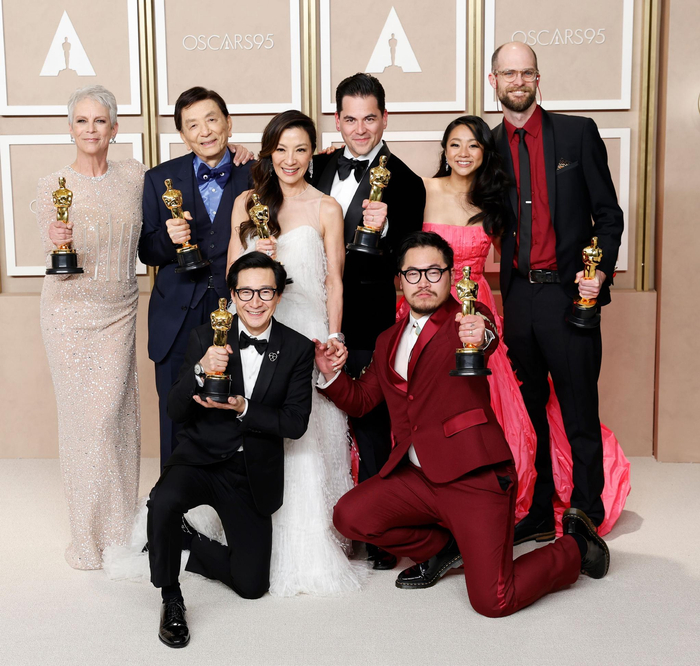 《瞬息全宇宙》获第95届奥斯卡最佳影片众主创登台庆祝。图/ic