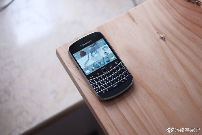 有这么一个品牌因在手机上使用了标准的qwerty英文键盘