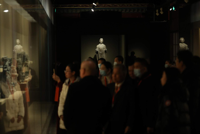 嘉宾在观看展览。新京报记者 浦峰 摄