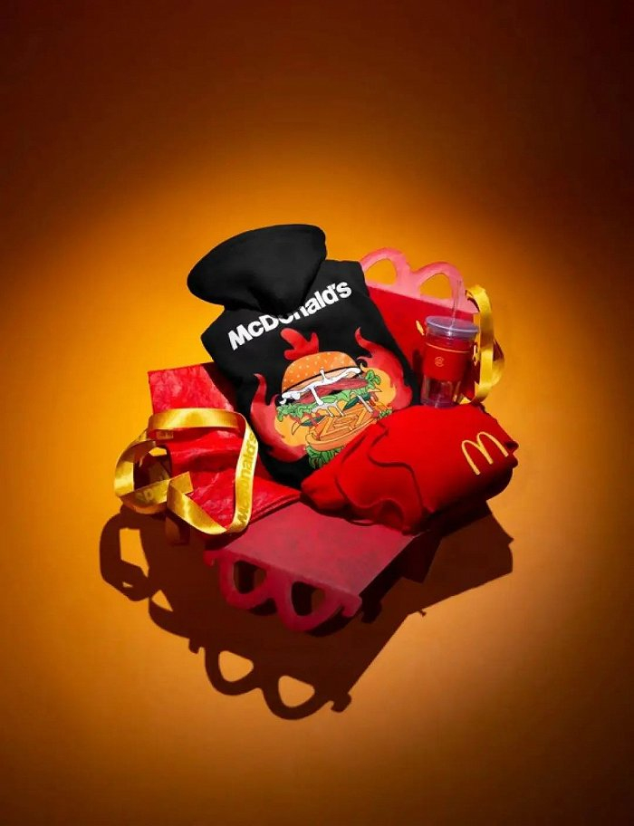 “我是陈冠希，微信转账300块，我要吃麦当劳”图源：麦当劳×Clot联名