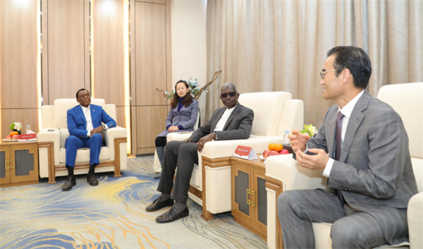 韩金明董事长向来宾介绍和治友德发展情况