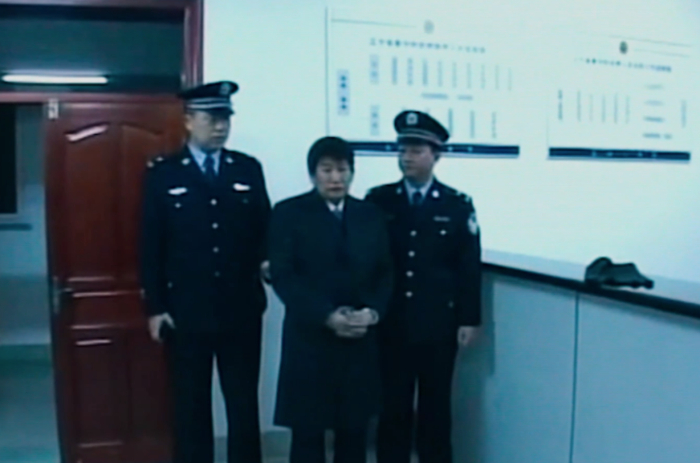 2007年4月10日，中国警方将郑明锡捉拿归案并将他遣返回韩国。图片截取自《当心“洋邪教”的陷阱》