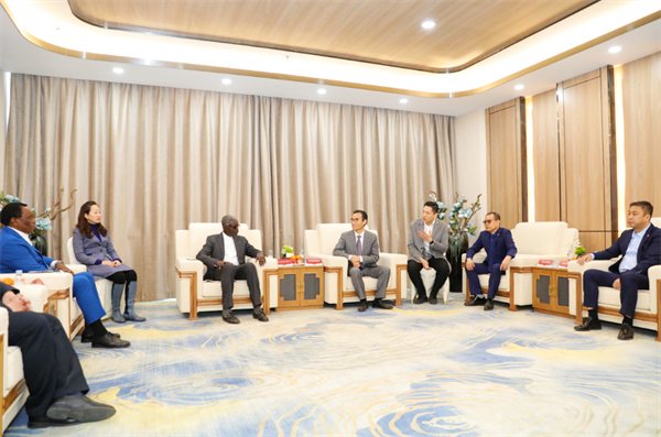 和治友德公司高层与来宾一行亲切交流