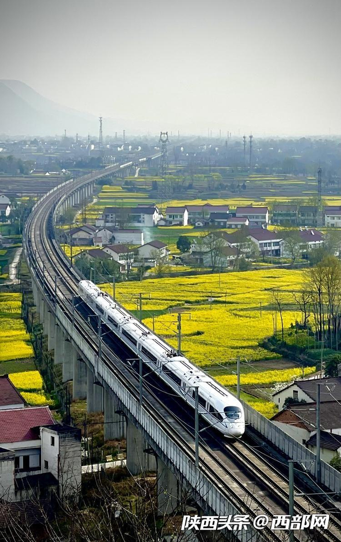 西安局集团有限公司全力打造“开往春天的列车”。摄影：周博伦