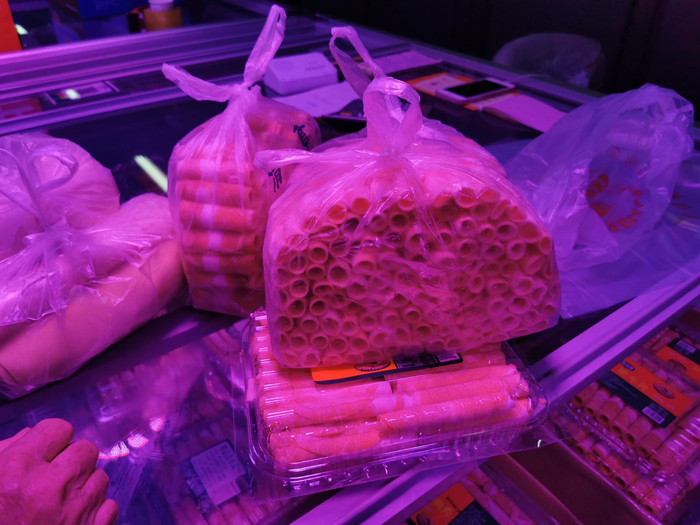 批发市场销售的调理牛羊肉卷批发价不超过25元/斤。  新京报首席记者 郭铁 摄