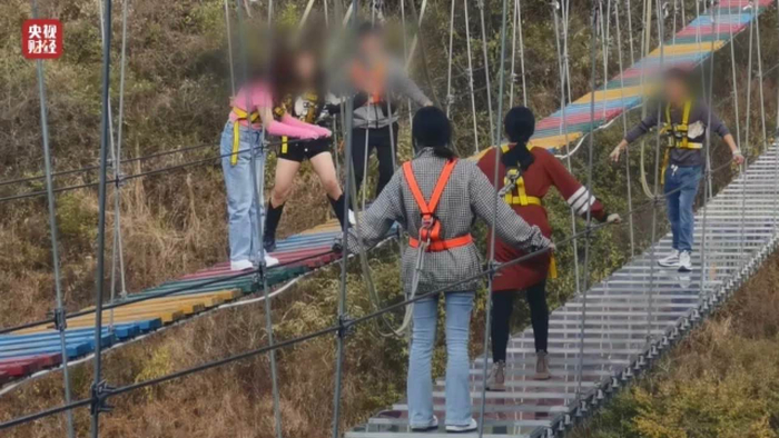 央视记者发现仍有一些“步步惊心”景点在使用三点式安全带。图源：央视